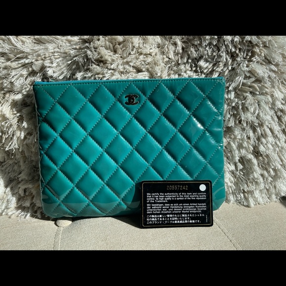CHANEL quilted patent O-case beautiful color - Picture 3 of 11